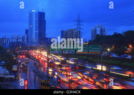 Mumbai, Maharashtra, Inde. 24 Juin, 2016. 24 juin 2016 - Mumbai - INDE :.Mumbai avec toits de gratte-ciel et le trafic pendant la saison des pluies de mousson.L'économie indienne est fortement dépendante de la mousson. © Subhash Sharma/ZUMA/Alamy Fil Live News Banque D'Images