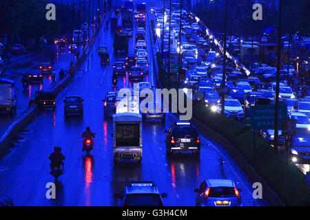 Mumbai, Maharashtra, Inde. 24 Juin, 2016. 24 juin 2016 - Mumbai - INDE :.Mumbai avec toits de gratte-ciel et le trafic pendant la saison des pluies de mousson.L'économie indienne est fortement dépendante de la mousson. © Subhash Sharma/ZUMA/Alamy Fil Live News Banque D'Images