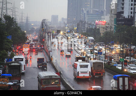 Mumbai, Maharashtra, Inde. 24 Juin, 2016. 24 juin 2016 - Mumbai - INDE :.Mumbai avec toits de gratte-ciel et le trafic pendant la saison des pluies de mousson.L'économie indienne est fortement dépendante de la mousson. © Subhash Sharma/ZUMA/Alamy Fil Live News Banque D'Images