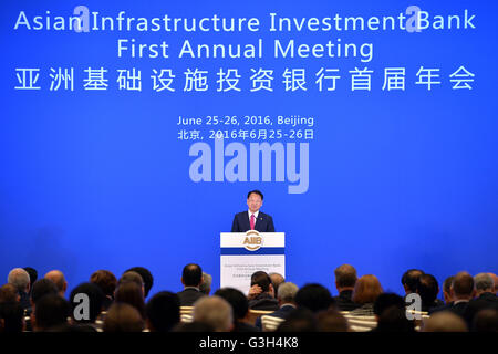 (160625) -- BEIJING, 25 juin 2016 (Xinhua) -- Ilho Yoo, vice-premier ministre de la Corée du Sud, prend la parole à la cérémonie d'ouverture de la première réunion annuelle du Conseil des gouverneurs de l'Asian Infrastructure Investment Bank (AIIB) à Beijing, capitale de Chine, le 25 juin 2016. (Xinhua/Li Xin) (lfj) Banque D'Images