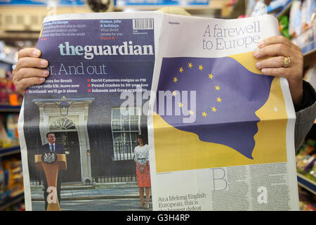 London, UK 25 juin 2016 - une personne lit le gardien, le matin après le résultat du référendum britannique de l'UE et la démission de David Cameron. Credit : Dinendra Haria/Alamy Live News Banque D'Images