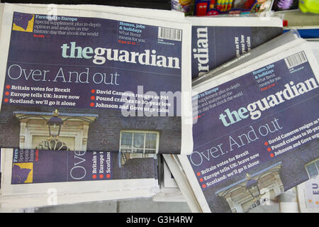 London, UK 25 juin 2016 - Titre du journal The Guardian le matin après le résultat du référendum britannique de l'UE et la démission de David Cameron. Credit : Dinendra Haria/Alamy Live News Banque D'Images