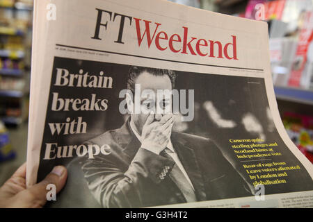 London, UK 25 juin 2016 - Week-end FT global du journal le matin après le résultat du référendum britannique de l'UE et la démission de David Cameron. Credit : Dinendra Haria/Alamy Live News Banque D'Images