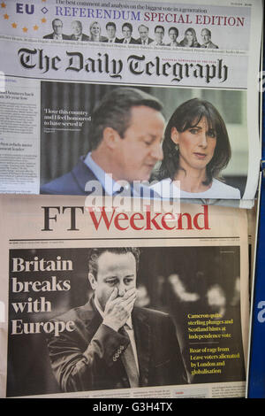 London, UK 25 juin 2016 - Daily Express et week-end FT global journal le matin après le résultat du référendum britannique de l'UE et la démission de David Cameron. Credit : Dinendra Haria/Alamy Live News Banque D'Images