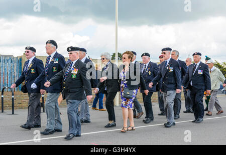 La Journée des Forces armées à Littlehampton, West Sussex, UK le samedi 25 juin 2016. Anciens combattants militaires défilant dans le défilé le long de la promenade. Banque D'Images