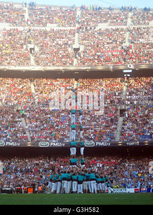 Barcelone, Espagne. 24 Juin, 2016. Les droits de l'tour du castellers de Vilafranca au début du match entre Toulon et RC Racing 92 Crédit : Monica Condeminas/Alamy Live News Banque D'Images