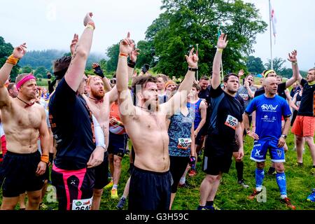 Château de Drumlanrig, en Écosse le 25 juin 2016. Les participants au début de la 2016 Tough Mudder défi dans le domaine de Château de Drumlanrig, Dumfries et Galloway, en Écosse. Crédit : Andrew Wilson/Alamy Live News Banque D'Images