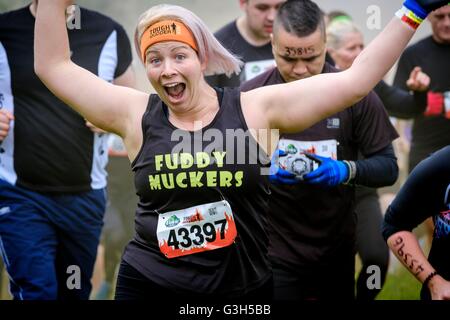 Château de Drumlanrig, en Écosse le 25 juin 2016. Les participants au Défi 2016 Tough Mudder dans le parc du château de Drumlanrig, Dumfries et Galloway, en Écosse. Crédit : Andrew Wilson/Alamy Live News Banque D'Images