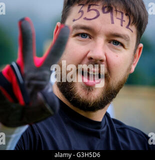 Château de Drumlanrig, en Écosse le 25 juin 2016. Les participants au début de la 2016 Tough Mudder défi dans le domaine de Château de Drumlanrig, Dumfries et Galloway, en Écosse. Crédit : Andrew Wilson/Alamy Live News Banque D'Images