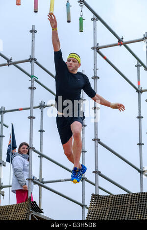 Château de Drumlanrig, en Écosse le 25 juin 2016. Les participants au Défi 2016 Tough Mudder dans le parc du château de Drumlanrig, Dumfries et Galloway, en Écosse. Crédit : Andrew Wilson/Alamy Live News Banque D'Images