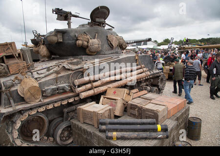 Bovington, Dorset, UK. 25 juin 2016. Tankfest show militaire. American Sherman M4A2E8 (FURY) réservoir en vedette dans le film Fury, avec foule à Tankfest show. Crédit : Colin C. Hill/Alamy Live News Banque D'Images