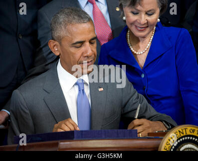 Certains produits chimiques toxiques utilisés régulièrement. 22 Juin, 2016. Le président des États-Unis, Barack Obama, 2576 signes H.R. le Frank R. Lautenberg de sécurité chimique pour le 21e siècle dans la Loi sur la cour du château de la Maison Blanche à Washington, DC le mercredi 22 juin, 2016. Le projet de loi va établir des normes pour l'utilisation de certains produits chimiques toxiques utilisés régulièrement. Nous joindre la sénatrice Barbara Boxer (démocrate de Californie) à partir de la droite. Credit : Ron Sachs/CNP - AUCUN FIL SERVICE - © dpa/Alamy Live News Banque D'Images