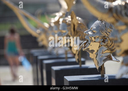 Florence, Italie. 24 Juin, 2016. L'exposition de Jan Fabre sont vus à la forte Belvedere à Florence, Italie, le 24 juin 2016. Une centaine d'artiste contemporain belge Jan Fabre's oeuvres datant de 1978 à 2016 étaient sur l'affichage, y compris les sculptures en bronze et de cire, la performance des films et œuvres faites d'élytres de scarabées du joyau. © Jin Yu/Xinhua/Alamy Live News Banque D'Images