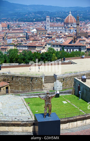 Florence. 24 Juin, 2016. Photo prise le 24 juin 2016 montre l'exposition 'l'homme qui effectue les étoiles" au Forte Belvedere à Florence, Italie. Une centaine d'artiste contemporain belge Jan Fabre's oeuvres datant de 1978 à 2016 étaient sur l'affichage, y compris les sculptures en bronze et de cire, la performance des films et œuvres faites d'élytres de scarabées du joyau. © Jin Yu/Xinhua/Alamy Live News Banque D'Images