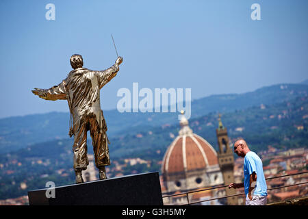 Florence, Italie. 24 Juin, 2016. Un visiteur regarde la pièce 'l'homme qui effectue les étoiles" au Forte Belvedere à Florence, Italie, le 24 juin 2016. Une centaine d'artiste contemporain belge Jan Fabre's oeuvres datant de 1978 à 2016 étaient sur l'affichage, y compris les sculptures en bronze et de cire, la performance des films et œuvres faites d'élytres de scarabées du joyau. © Jin Yu/Xinhua/Alamy Live News Banque D'Images