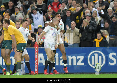 Allianz Stadium, Sydney, Australie. 25 Juin, 2016. International Rugby troisième test. L'Australie contre l'Angleterre. Angleterre fullback Mike Brown célèbre la notation de l'Angleterre. Credit : Action Plus Sport/Alamy Live News Banque D'Images