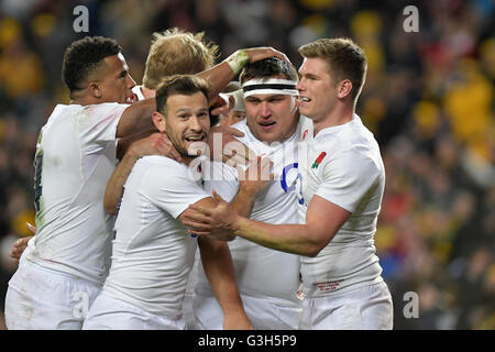 Allianz Stadium, Sydney, Australie. 25 Juin, 2016. International Rugby troisième test. L'Australie contre l'Angleterre. Jamie Englands avec Owen Farrell George célèbre après avoir marqué un essai. Credit : Action Plus Sport/Alamy Live News Banque D'Images