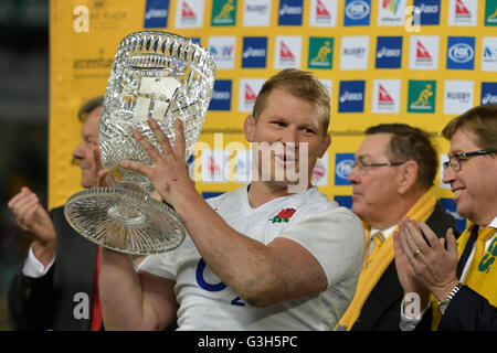 Allianz Stadium, Sydney, Australie. 25 Juin, 2016. International Rugby troisième test. L'Australie contre l'Angleterre. L'Angleterre capitaine Dylan Hartley soulève le Cook Cup. Credit : Action Plus Sport/Alamy Live News Banque D'Images