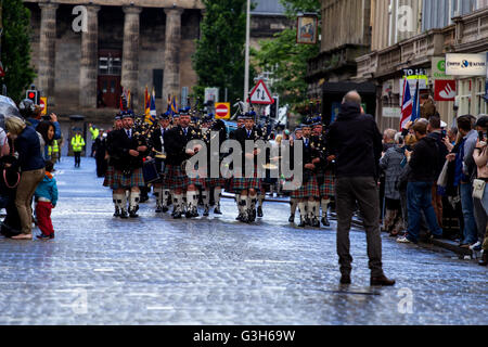 Tayside, Dundee, Ecosse, Royaume-Uni. 25 juin 2016. Les célébrations passé, présent et futur des membres des forces armées qui ont eu lieu plus tôt aujourd'hui. L'objectif principal de l'événement a été le défilé militaire composée de contingents des forces de réserve locales, associations d'anciens combattants et des cadets, qui ont marché de Dundee High School à 12h30 en bas de la rue de la réforme à la place de la ville. Credit : Dundee Photographics / Alamy Live News Banque D'Images