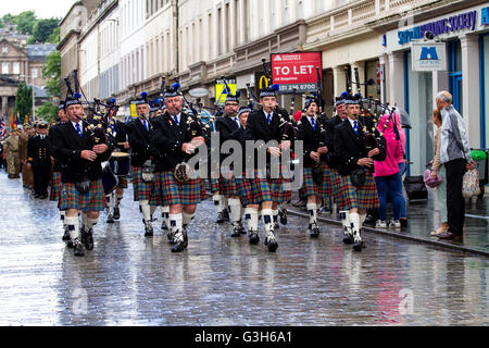 Tayside, Dundee, Ecosse, Royaume-Uni. 25 juin 2016. Les célébrations passé, présent et futur des membres des forces armées qui ont eu lieu plus tôt aujourd'hui. L'objectif principal de l'événement a été le défilé militaire composée de contingents des forces de réserve locales, associations d'anciens combattants et des cadets, qui ont marché de Dundee High School à 12h30 en bas de la rue de la réforme à la place de la ville. Credit : Dundee Photographics / Alamy Live News Banque D'Images