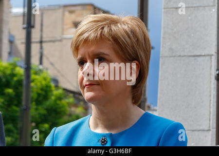 Glasgow, Ecosse, Royaume-Uni. 25 Juin, 2016. Nicola Sturgeon ont pris part à la célébration annuelle de la Journée des Forces armées dans la région de George Square, Glasgow. Elle a fait partie de ces personnalités sur le podium et 'a pris la Salute" avec le Lord Lieutenant, Provost Sadie Docherty et hauts dirigeants représentant toutes les forces. Credit : Findlay/Alamy Live News Banque D'Images