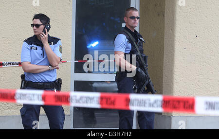 Leipzig, Allemagne. 25 Juin, 2016. Policiers debout dans la rue Eisenbahnstrasse lors d'une opération de police à Leipzig, Allemagne, 25 juin 2016. Deux personnes ont été blessées au cours d'une fusillade dans la scène de motards de Leipzig. La zone a été fermée par la police. PHOTO : SEBASTIAN WILLNOW/dpa/Alamy Live News Banque D'Images