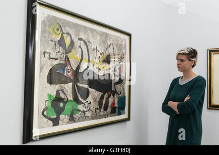 Riegel, Allemagne. 21 Juin, 2016. Une femme regarde une peinture par l'artiste espagnol Joan Miro à l'exposition "Joan Miro - le peintre poète passionné' à arts hall Messmer à Riegel, Allemagne, 21 juin 2016. L'exposition est à voir à partir du 25 juin 2016 au 27 novembre 2016. Photo : Patrick Seeger/dpa/Alamy Live News Banque D'Images