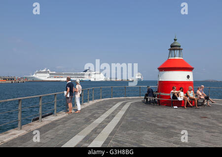 Port De Copenhague, Danemark.25 Juin 2016. Vue depuis le phare rouge de Langelinie perhead vers le nouveau quai du paquebot de croisière. Le bateau de croisière de l'Opéra MSC est en avance. Un nouveau record de 7 paquebots de croisière en visite et de 30 000 visiteurs de croisière a été établi à Copenhague aujourd'hui. Crédit: Niels Quist/Alay Live News Banque D'Images