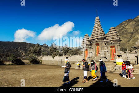 Les dévots au Temple Pura Luhur potentiel, Bromo-Tengger-Semeru National Park, à l'Est de Java, en Indonésie. Banque D'Images