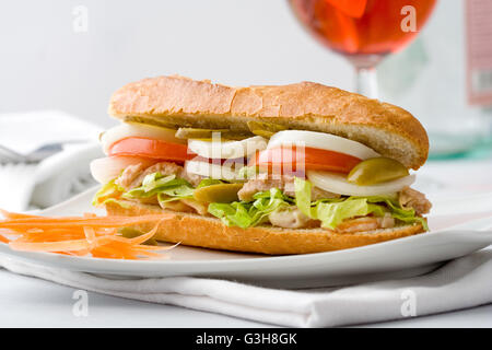 Sandwich baguette saine avec oeuf, thon, tomates, cornichons et laitue Banque D'Images