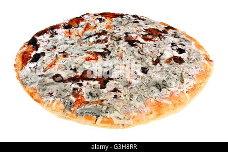 Vieille pizza moisi sur un fond blanc. L'intoxication alimentaire Banque D'Images