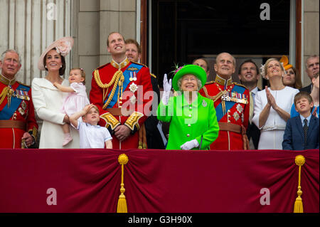 La famille royale britannique se rassembleront sur le balcon du palais de Buckingham pour célébrer le 90e anniversaire de la reine Elizabeth Banque D'Images