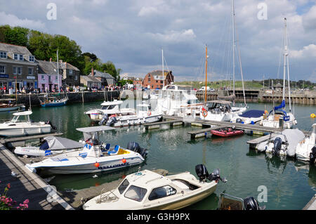 Cornwall - vue sur le port de Padstow - Bateaux de plaisance à l'ancre - quai période bâtiments - toile de collines boisées- sunshine Banque D'Images