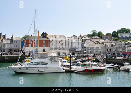 Padstow Harbour - Bateaux de plaisance à l'ancre - toile de bâtiments d'époque, bordant le quai - soleil  + ciel bleu Banque D'Images