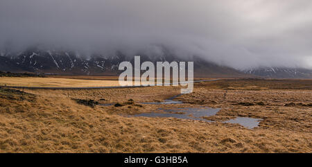 Dramatique typique du paysage islandais avec vide, et montagnes couvertes de brume en Islande. Banque D'Images