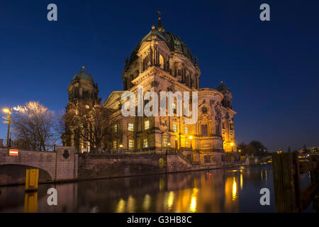 Cathédrale de Berlin, ou Berliner Dom reflète dans la Spree, Berlin, Allemagne Banque D'Images