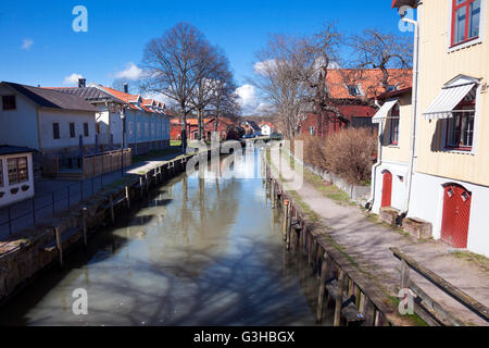 Le printemps la charmante ville suédoise Gustavsberg Gustavsberg avec au milieu de la rivière, la Suède Banque D'Images
