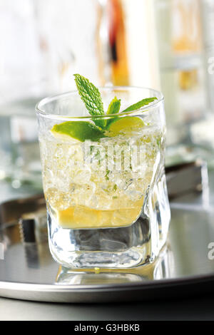 Mojito cocktail à base de vodka, de la menthe, le sucre et la glace. Banque D'Images