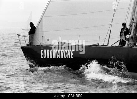 AJAXNETPHOTO. Août 29th, 1981. PORTSMOUTH, Angleterre. - Départ de course WHITBREAD - ANDRÉ MAURIC CONÇU EUROMARCHE DE FRANCE skippé par Eric Tabarly. photo:JONATHAN EASTLAND/AJAX REF:81002 Banque D'Images