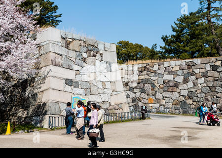Vestiges de l'Fumei-mon, embarquement au Château de Nagoya au Japon. Les gens qui marchent autour de l'virages à angle droit entre l'Île Ishigaki de murs en pierre. Banque D'Images