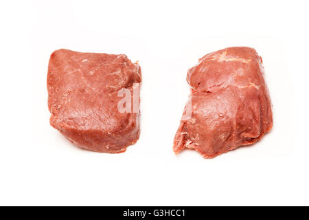 D'Autruche cuit (Struthio camelus) steaks de viande isolated on a white background studio. Banque D'Images