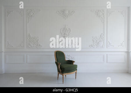 Luxe vintage fauteuil vert en blanc prix plus de wall design bas-relief moulures en stuc éléments roccoco Banque D'Images