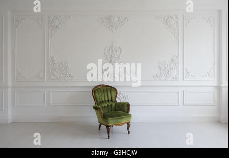 Luxe vintage fauteuil vert en blanc prix plus de wall design bas-relief moulures en stuc éléments roccoco Banque D'Images