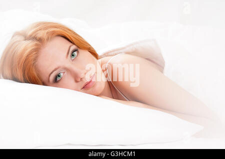 Girl est en train de dormir sur le lit Banque D'Images