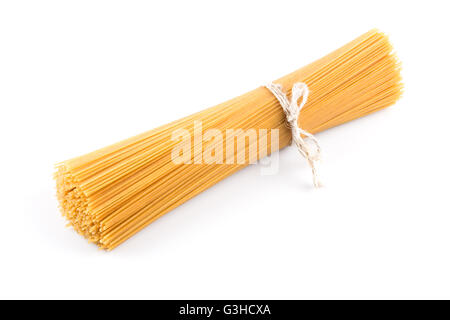 Les pâtes spaghetti de blé entier biologique sur fond blanc Banque D'Images