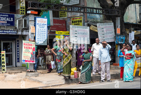Un groupe d'Indiens en attente d'un bus local de Mylapore, Chennai, Tamil Nadu, Inde, Asie Banque D'Images