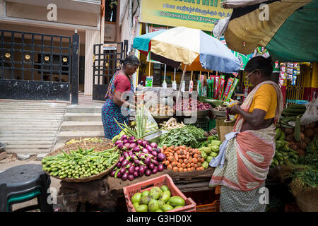 Une dame indienne et l'achat d'une dame vend des fruits et légumes sur un étal de Mylapore, Chennai, Tamil Nadu, Inde, Asie Banque D'Images