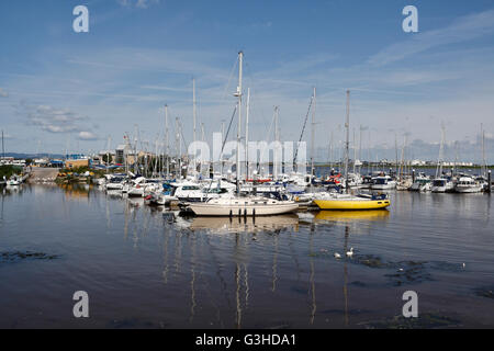 Bateaux à voile amarrés sur le lac de Cardiff Bay lagon pays de Galles Royaume-Uni, beaucoup d'artisanat de loisirs Banque D'Images