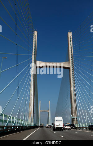 Les supports montants et câbles de fil de la deuxième traversée Severn, la route qui relie l'Angleterre et au Pays de Galles sur l'autoroute M4. Banque D'Images