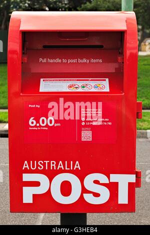 L'Australia Post rouge mail box close up sur un réseau express régional Melbourne Street. Banque D'Images